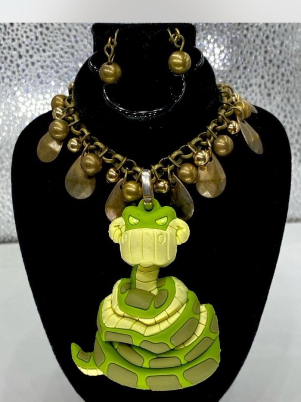 Disney *** Jungle Books “ HiSSssss *
Necklace / Earrings ^^^ Collectors *